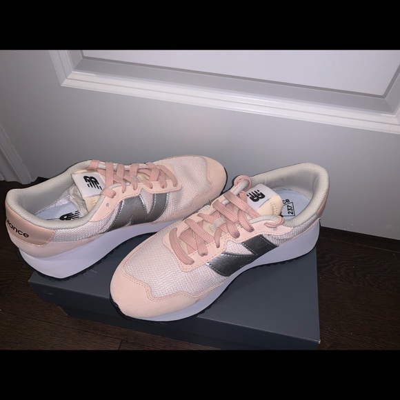 New Balance Women’s 237 Sneakers, size 8 - Picture 2 of 3